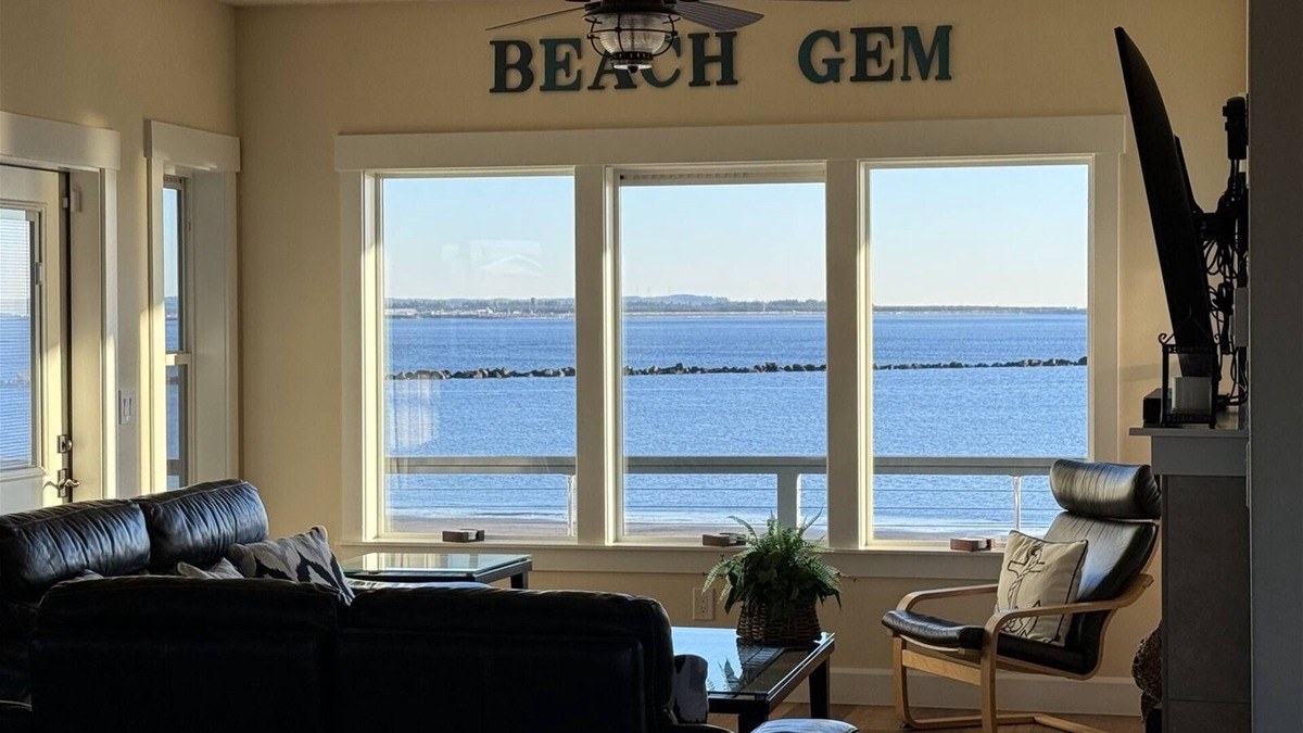Ocean Shores House | Beach Gem- Private Beach - Hot Tub