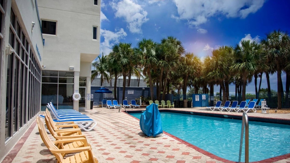 North Beach Hotel | Beach Getaway!2 Budget-Friendly Units Near Ocean Drive & Convention Center! Pool