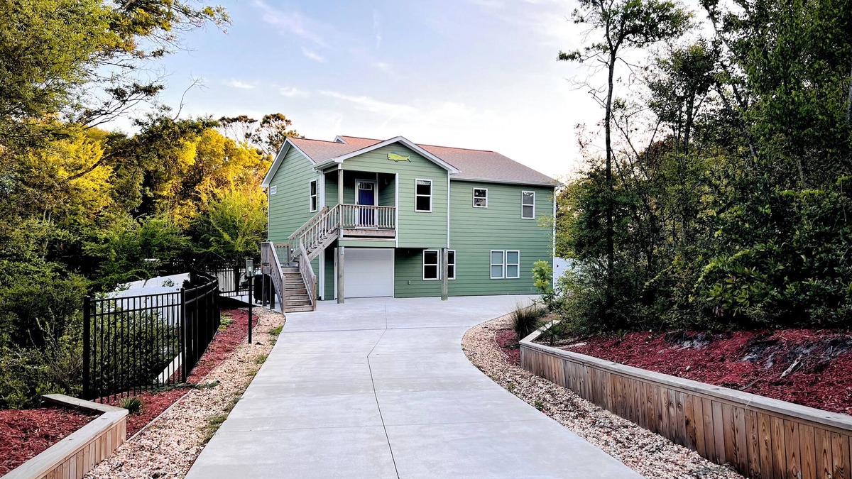 Emerald Isle House | Beach Getaway Heart of E.I.- Dog Friendly Fenced yard, HotTub, FirePit, GameRoom