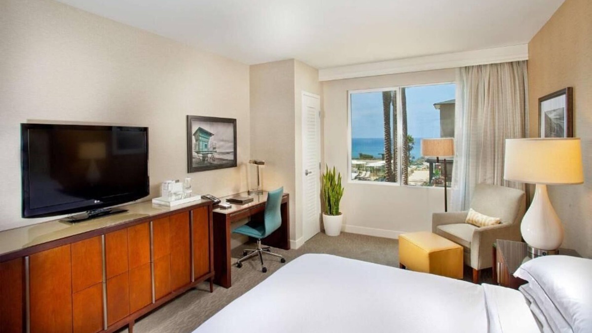 Carlsbad Hotel | Beach Getaway! Swimming Pool, Parking, Pets Allowed! Close to Flowers Field!