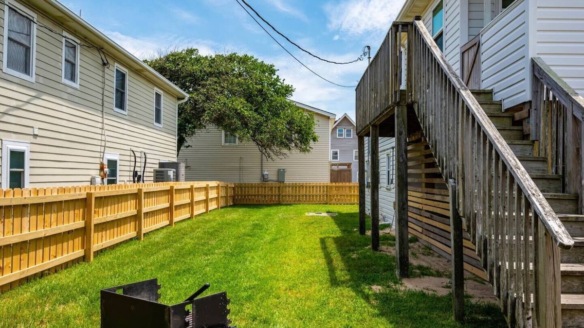 Nags Head House | Beach getaway! Walk to beach, hot tub, near shops
