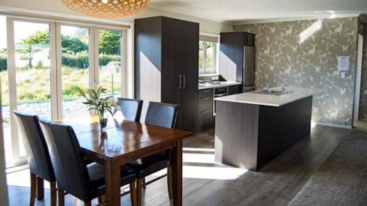 Hokitika House | Beach & Glow Worm Getaway - 2 minutes walk to beach and glow worms