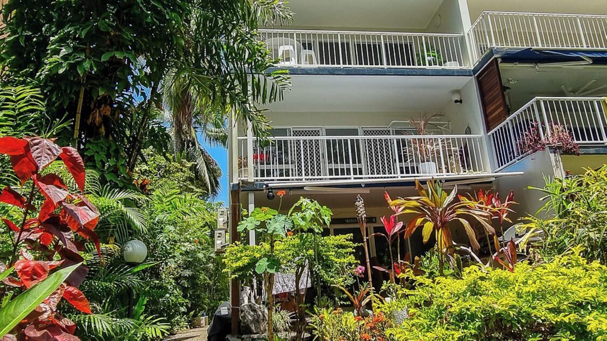 Yorkeys Knob Apartment | 'Beach Haven' at Yorkeys Knob. Beachfront Apartment for 4 guests.