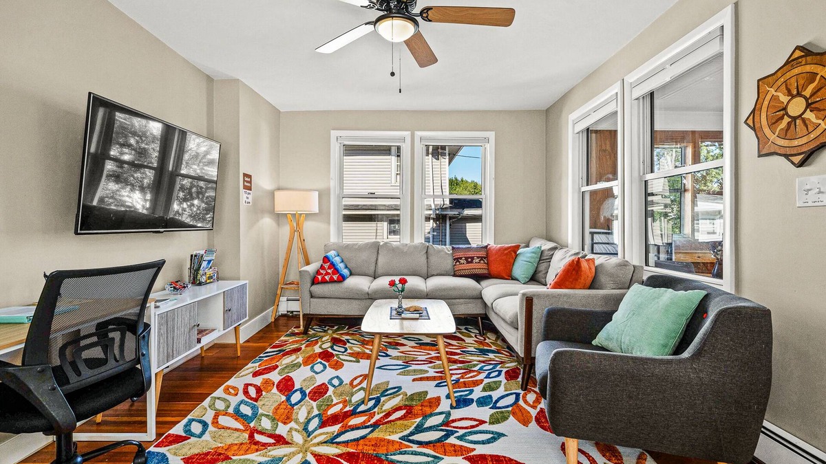 Quincy Apartment | Beach Home next to Boston & T, King Bed, Park Free