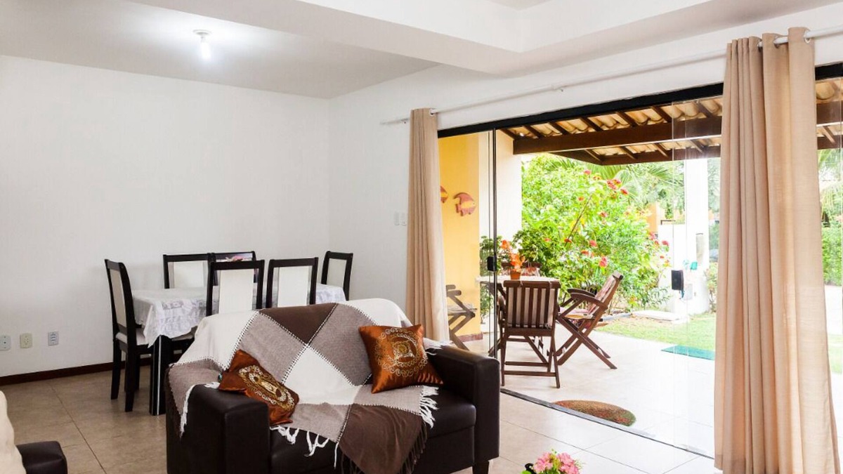 Flamengo House | Beach house 200m from the beach in a condominium, swimming pool, barbecue, pets allowed!