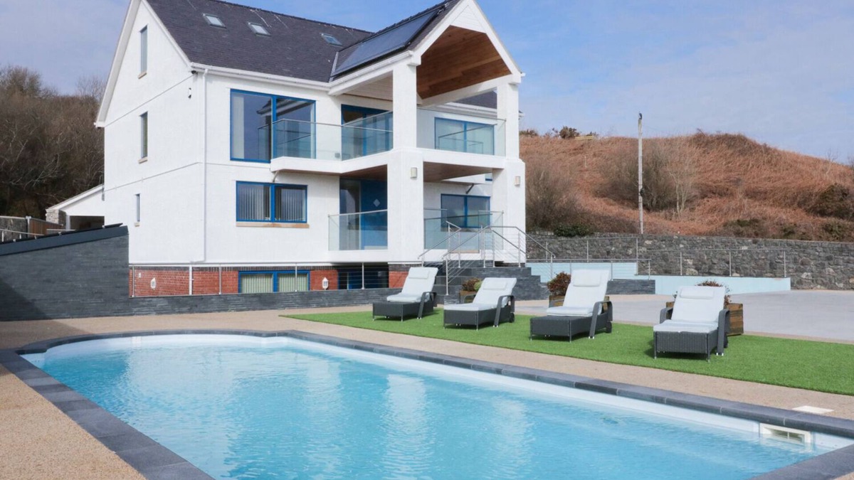 Benllech Apartment | BEACH HOUSE APARTMENT, luxury holiday cottage, with pool in Benllech
