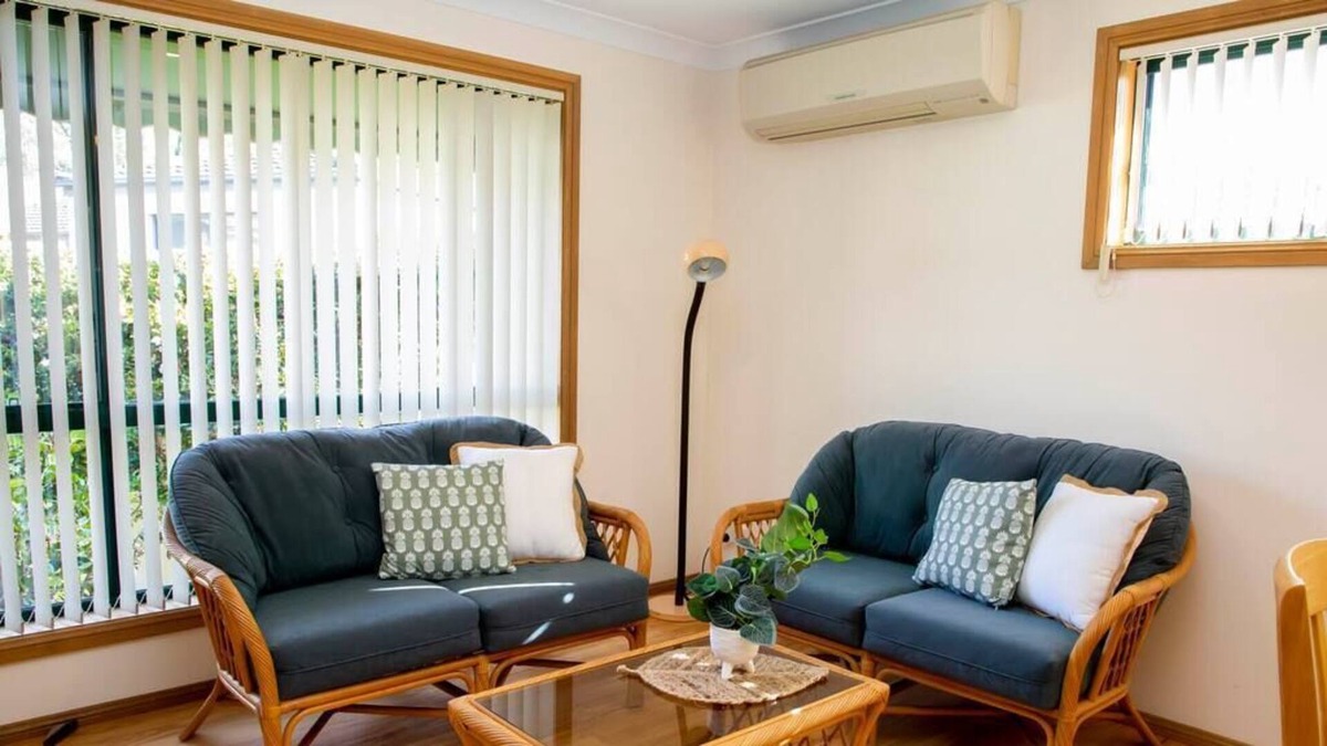 Denhams Beach House | Beach House Minutes From Shoreline / Denhams Beach