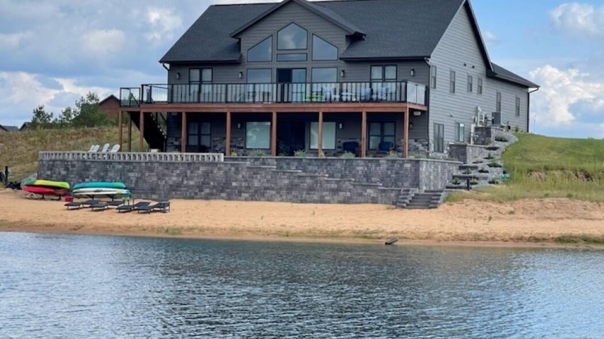 New Lisbon House | Beach house near Castle Rock Lake.