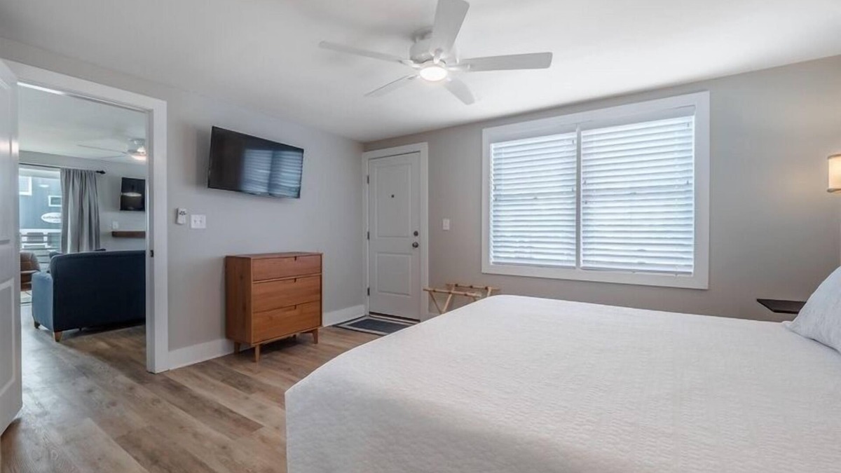 Yaupon Beach Hotel | Beach House OKI - Premium King Suite in hotel on Oak Island, North Carolina