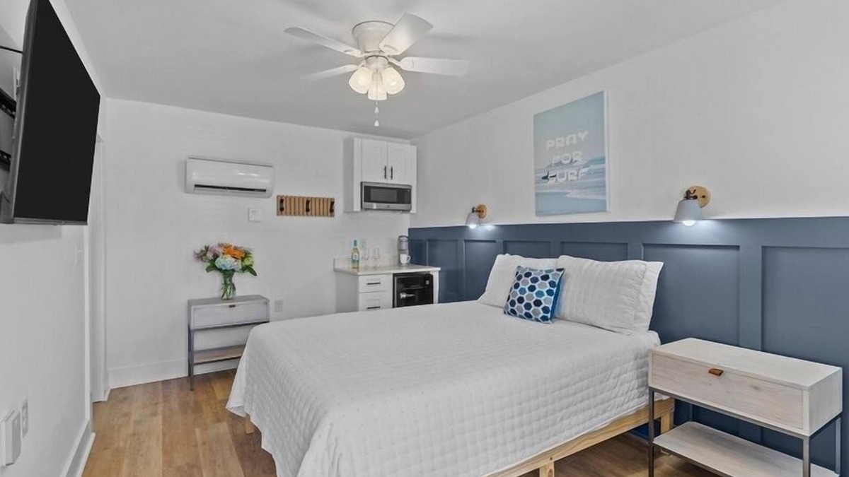 Yaupon Beach Hotel | Beach House OKI - Queen Room in hotel on Oak Island, North Carolina