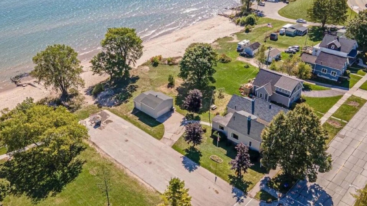 Sheboygan House | Beach House on the shores of Lake Michigan Near downtown Sheboygan