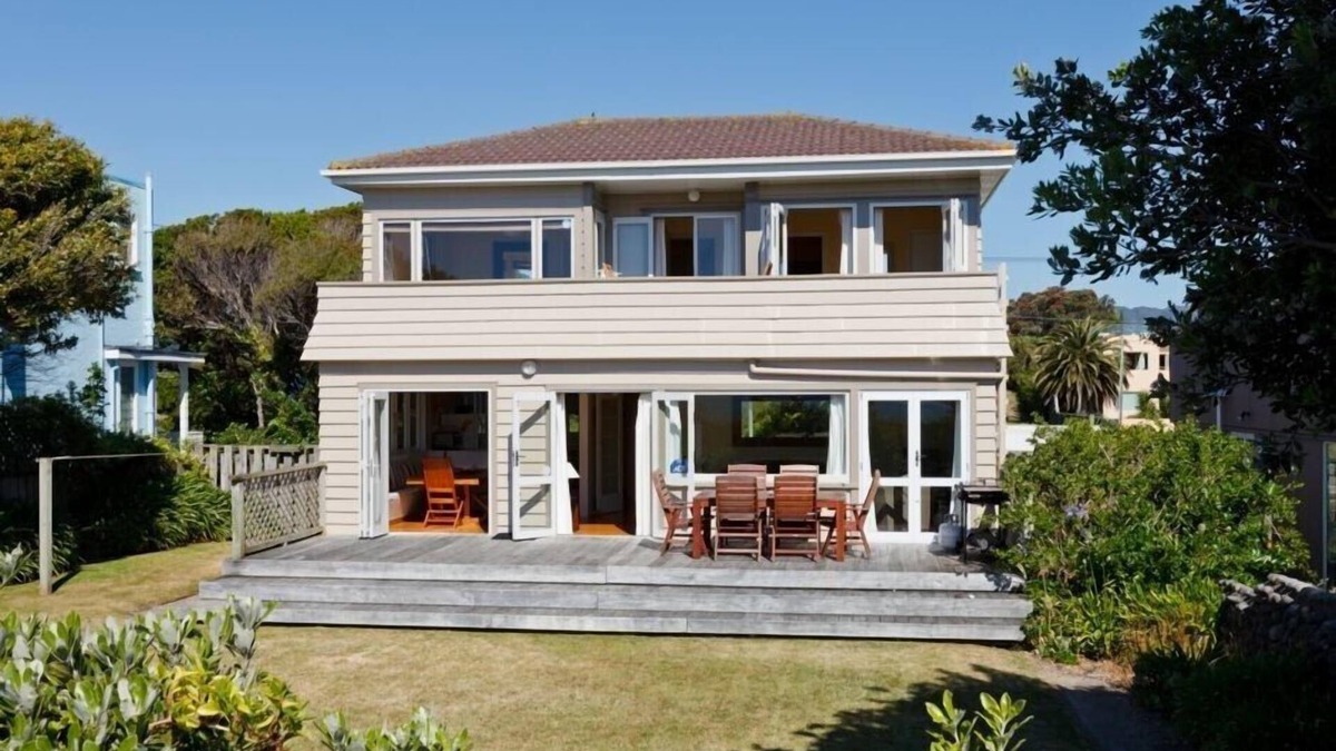 Paraparaumu Beach House | Beach House - Paraparaumu Beach Holiday Home