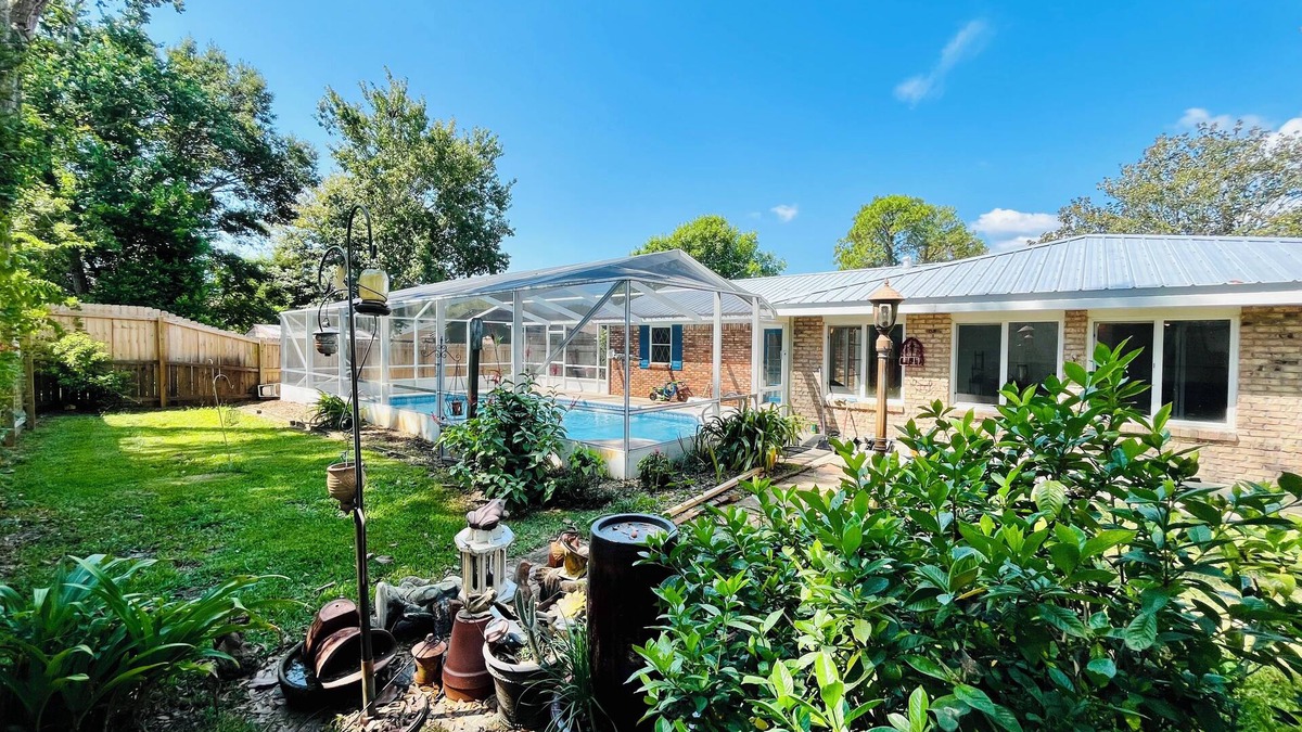Wright House | Beach House Retreat- HUGE Pool, Centrally Located & WIFI