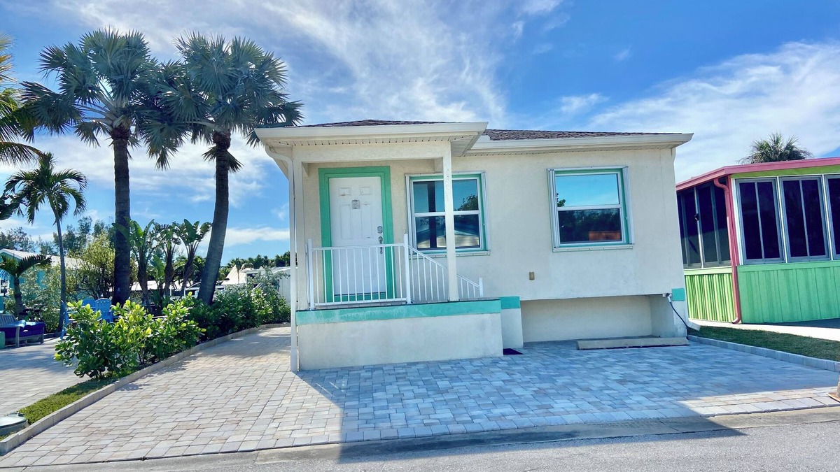 Hutchinson Island South Cottage | BEACH HOUSE Walk to Private Beach, Pool, & Restaurants