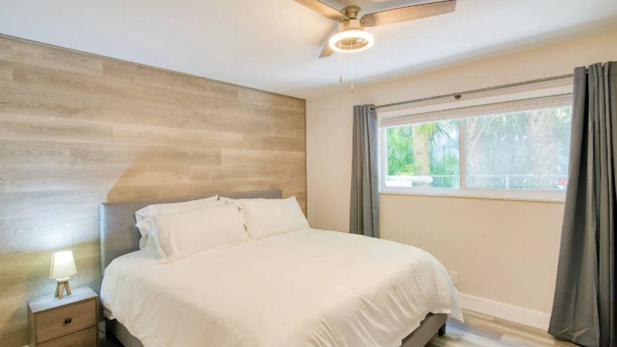 Palm Beach Shores Condo | Beach Island Access | Fire Pit | Hot Tub | Kitchen