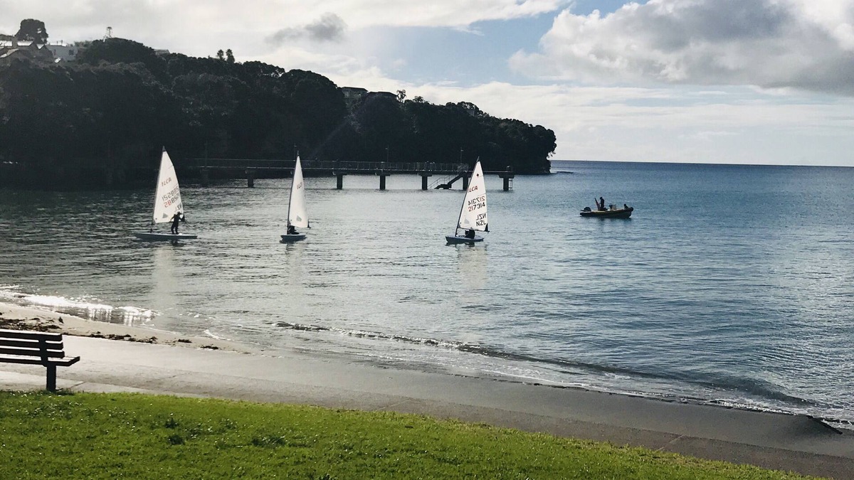 Murrays Bay House | Beach lodge with Seaview - walking distance to beaches