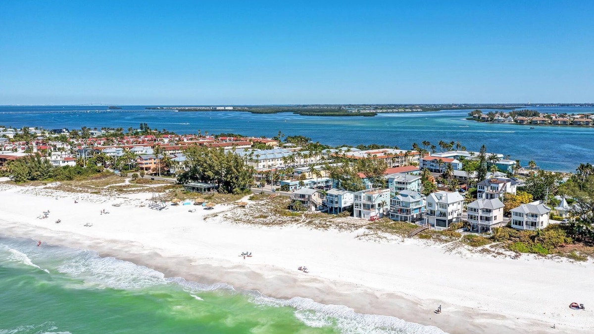 Bradenton Beach Condo | Beach Palms 5B-Beach 1 Minute Walk-Heated Pool-Free Wi-Fi-Boat Dock