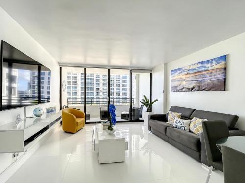 Hollywood South Central Beach Apartment | Beach Paradise a cozy ocean view condo on the beach with free parking