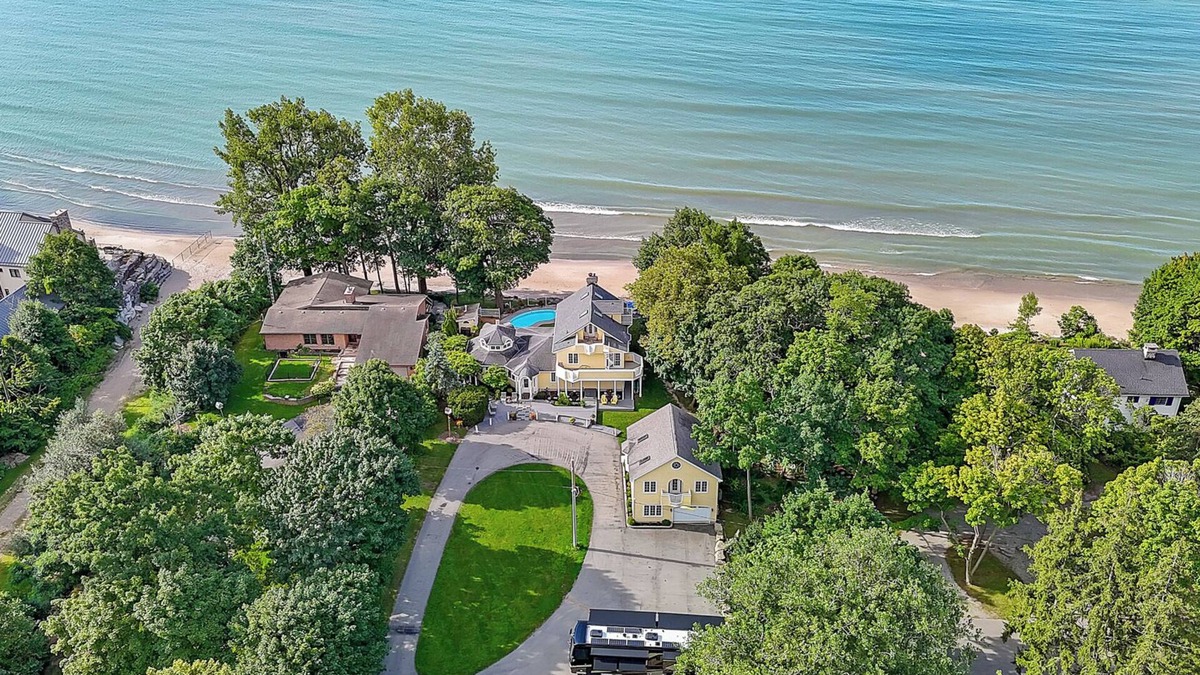 Ridgeway House | Beach Paradise Awaits You!