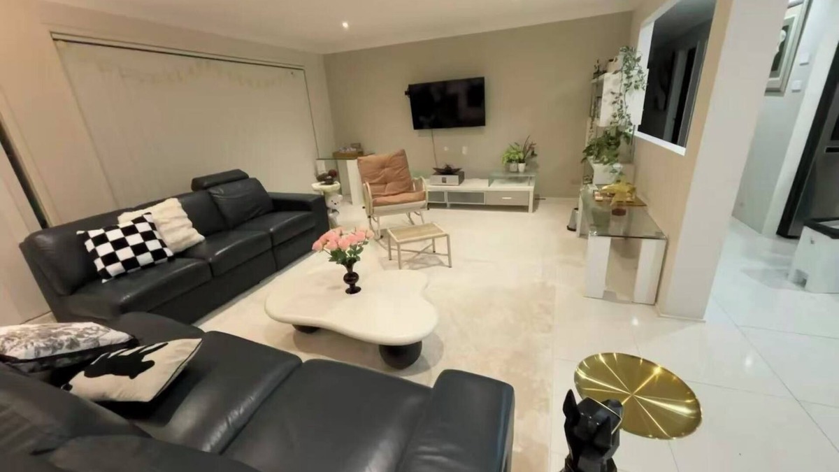 Tascott House | “Beach Paradise Villa | Private Garden & BBQ Area”