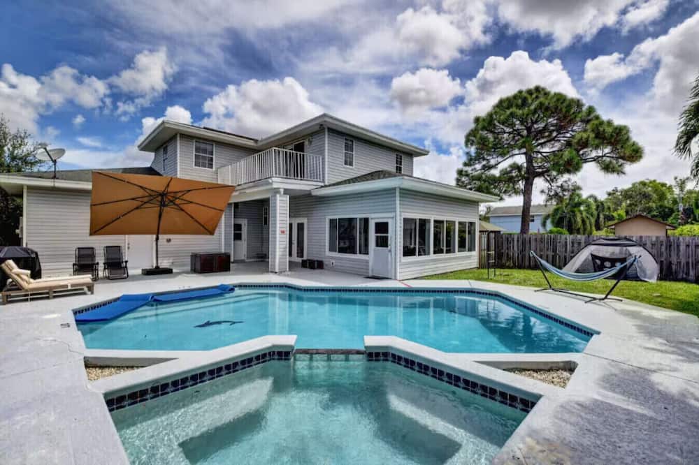 Boynton Beach Villa | Beach Proximity Family Getaway: Private Pool, Jacuzzi, Mini-Golf & Entertainment