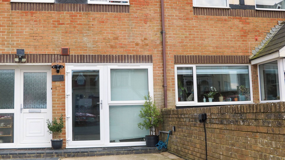 Seaford Cottage | BEACH RETREAT, romantic, character holiday cottage in Seaford