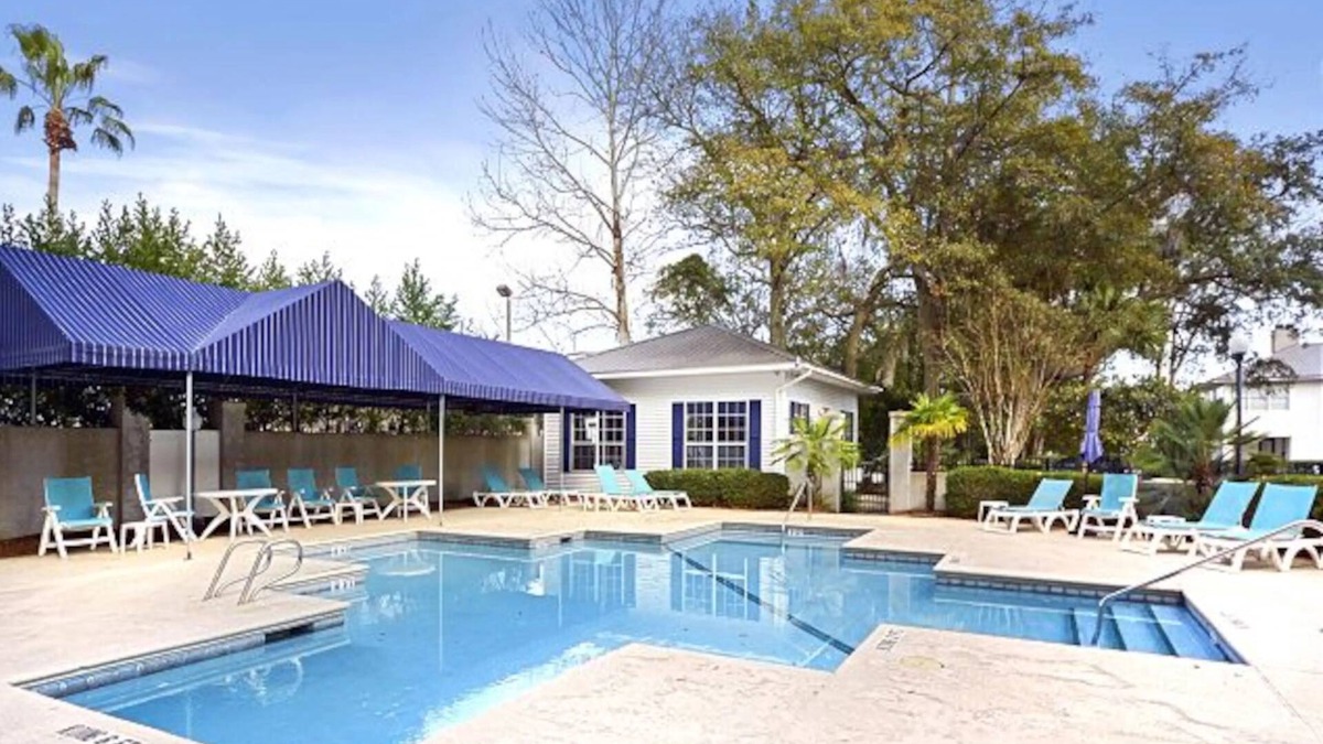 Saint Simons Heights Condo | Beach Square – optional BIKES – Walk 2 Redfern Village, shops, and restaurants!.