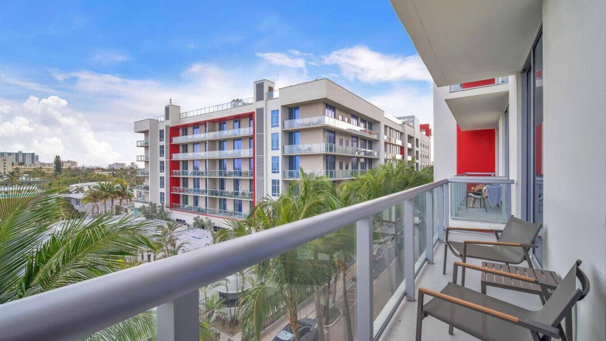 Hollywood Condo | Beach stay|rooftop pool|Hollywood Beach