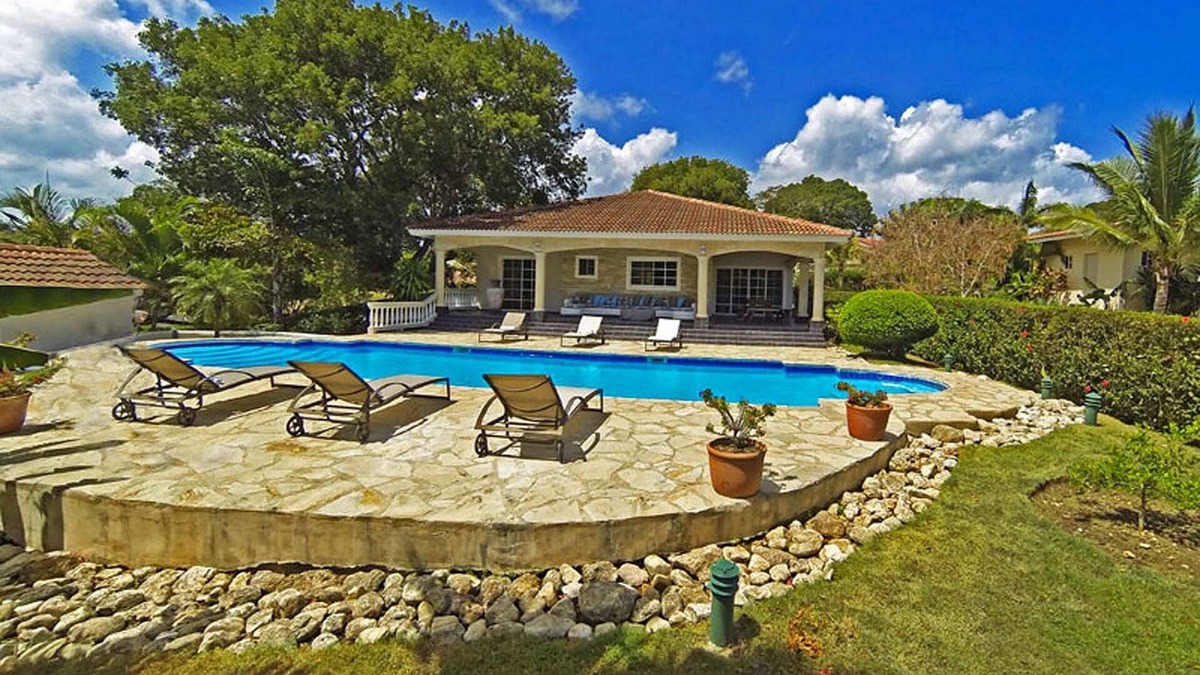 Urbanizacion Tavarez Villa | Beach, sun, girls, sport courts: guest-friendly residence in central Sosua!