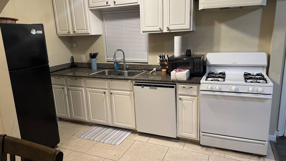 Texas City House | Beach vacation ready or Kemah Boardwalk. A walk to the Bay Street Park or Dike.