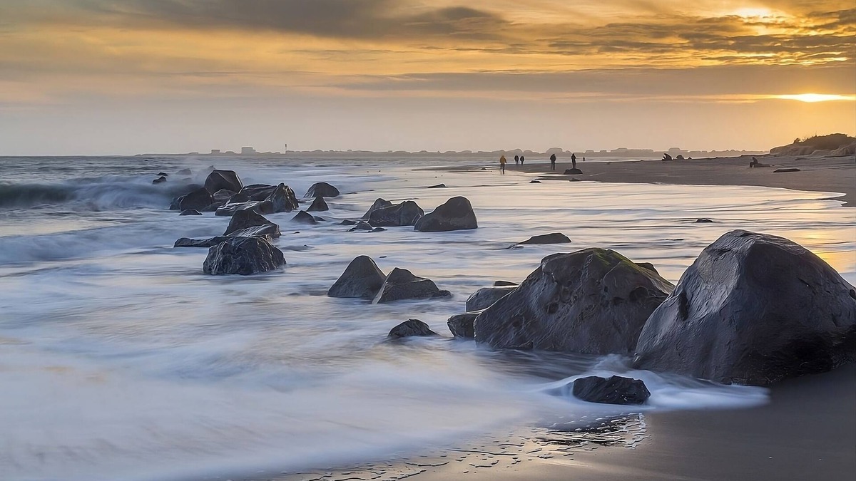 Ocean Shores Hotel | BEACH VACAY STARTS HERE. COMFY UNIT, POOL, SAUNA
