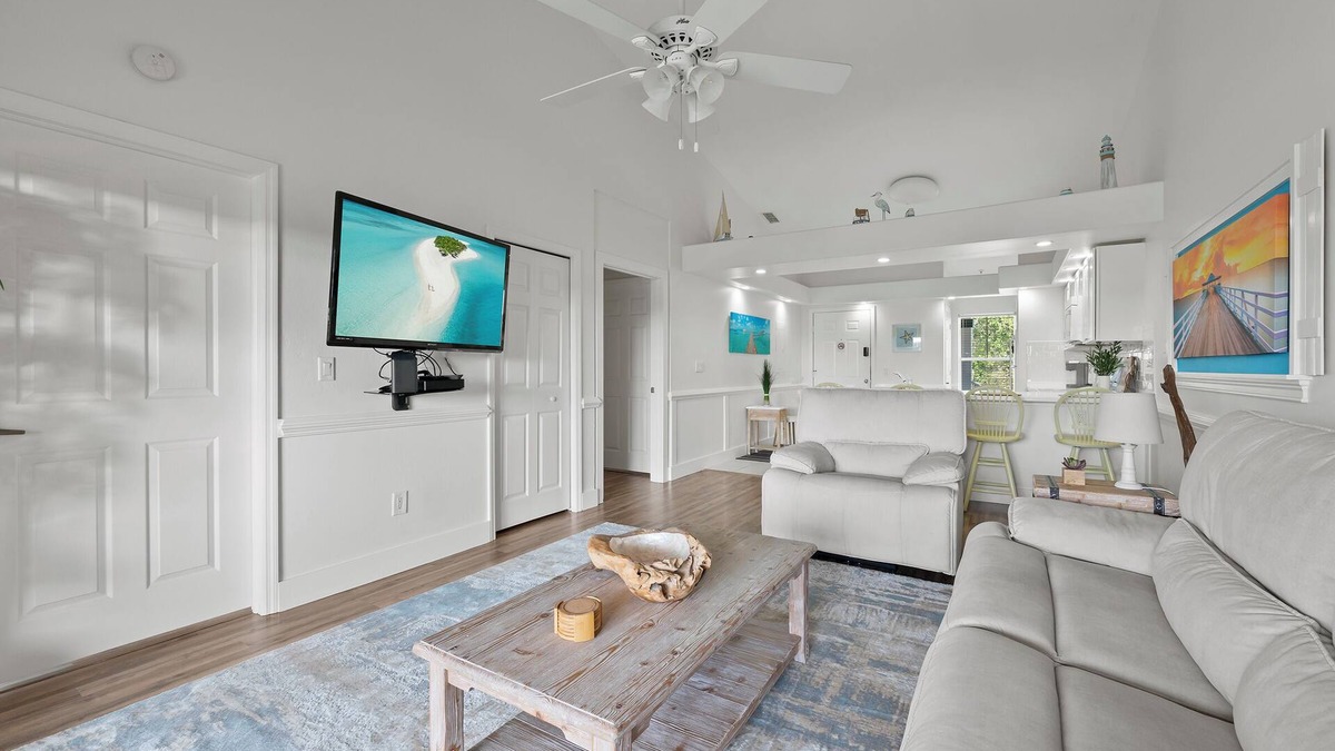 Naples Condo | Beach Vibe Condo Resort/Pool+Golf, Near Beaches!