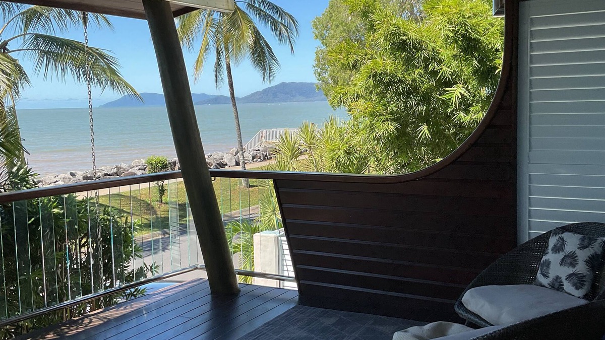 Machans Beach House | Beach vibes 2-bedroom house with gorgeous sea views in Machans Beach