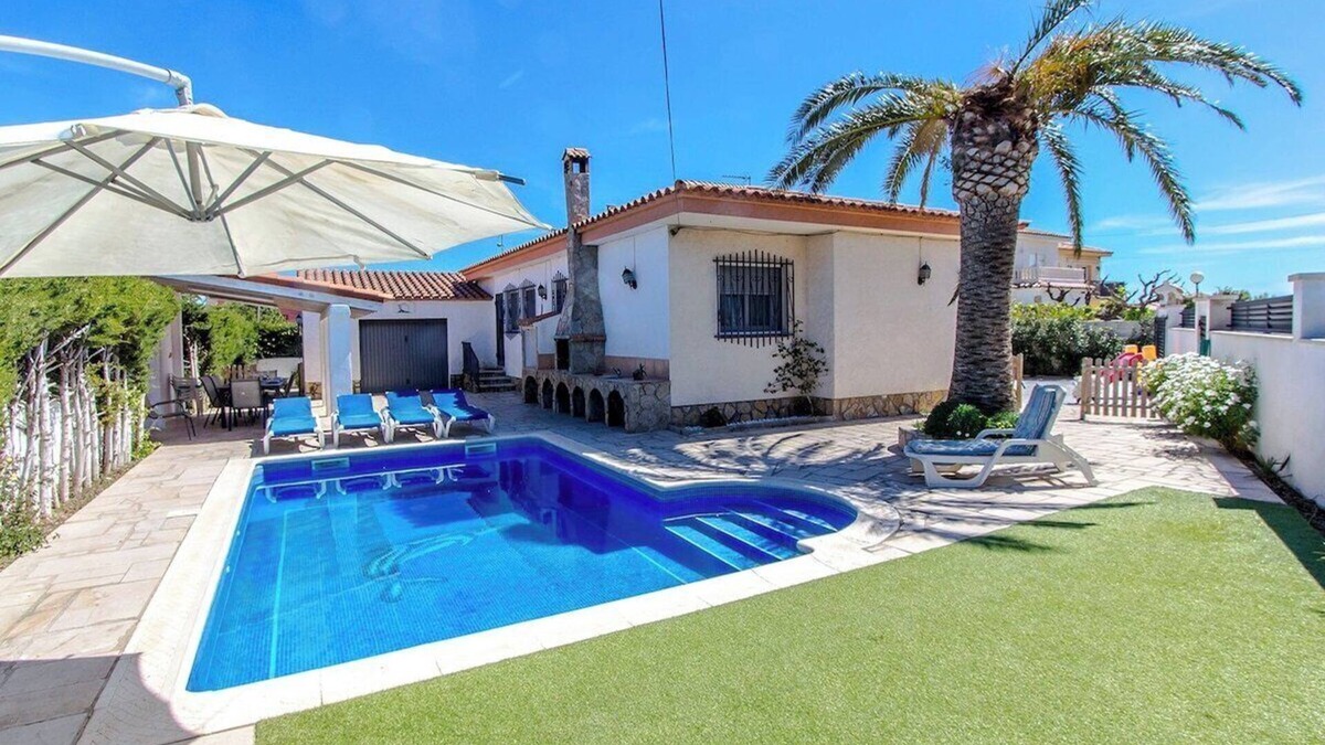 Miami Platja Villa | Beach Vibes Villa less than 1km to town and sea!
