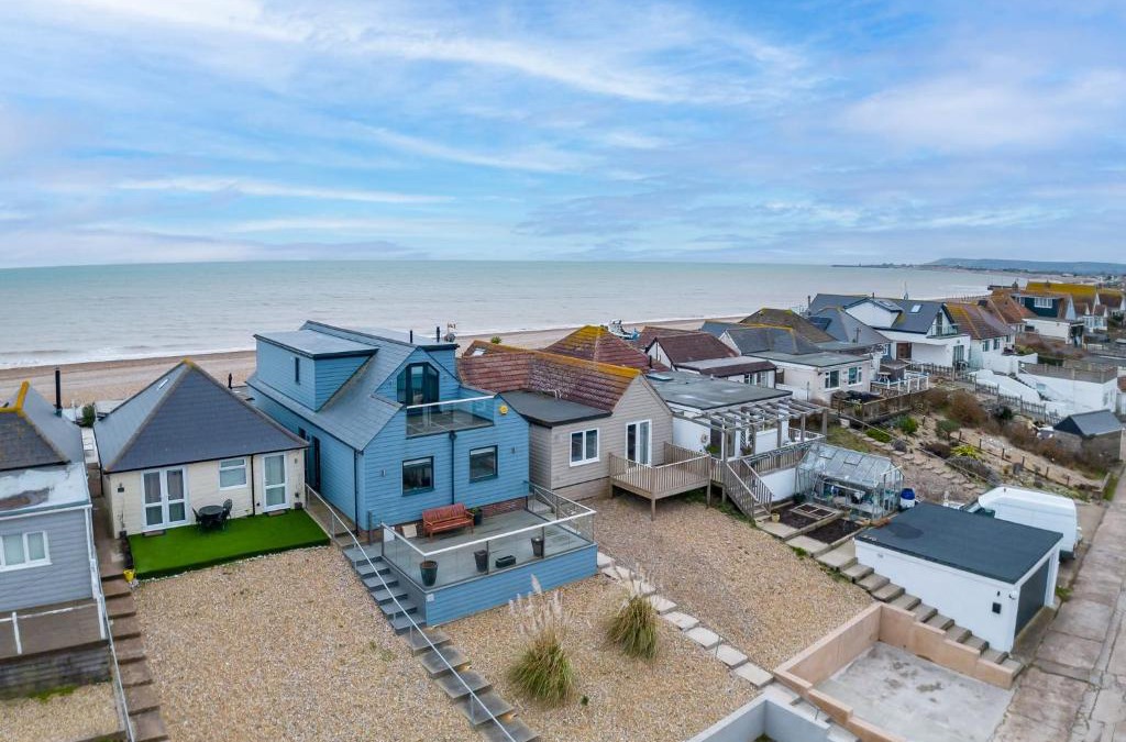 Pevensey Villa | Beach View Breeze Family Holiday Home on the Shore