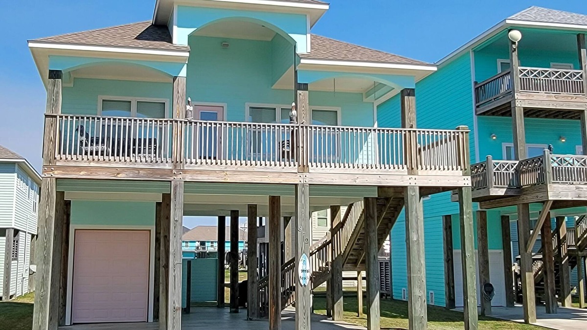 Port Bolivar Cabin | ~ Beach view ~ Custom 2 bedroom 2 bathroom~ short walk to the beach