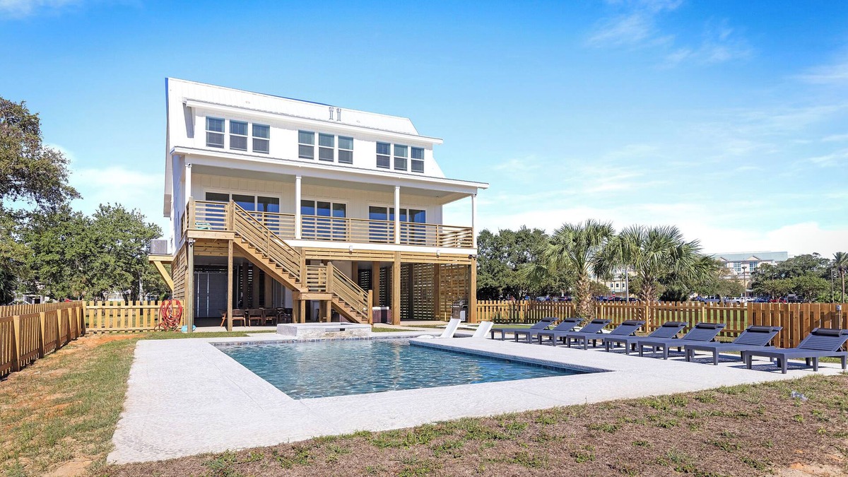 Gulfport House | Beach Views, Heated Pool/Spa, Fire Pit, & Golf Green and walkable to downtown!