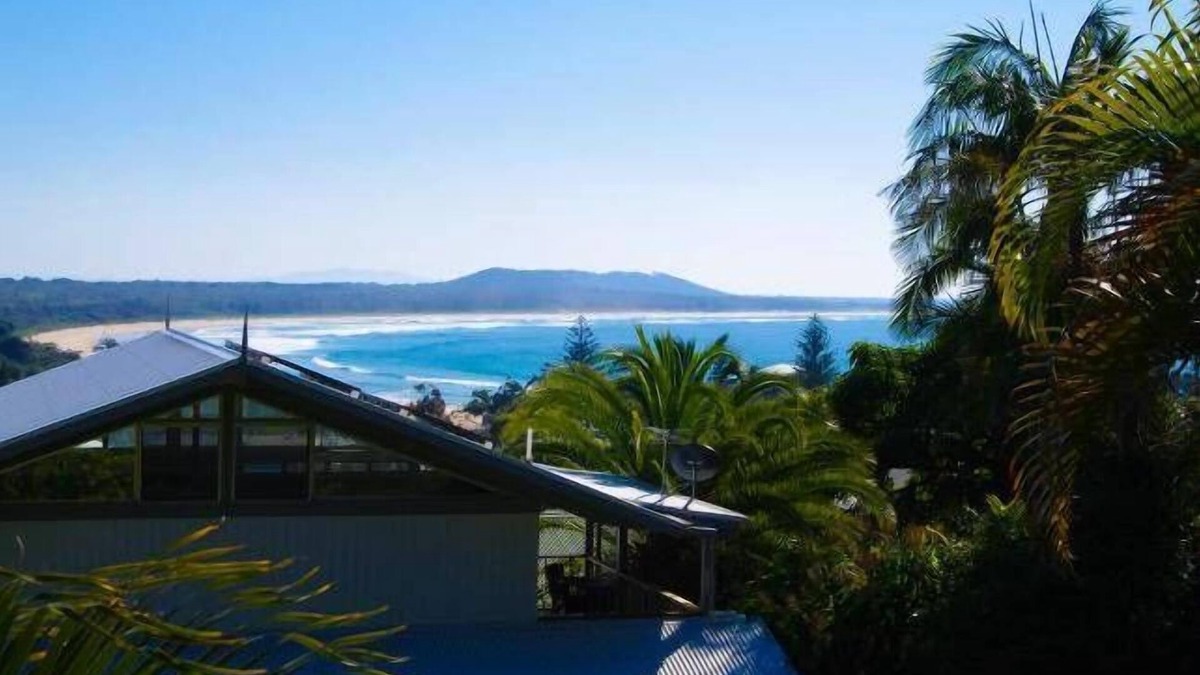 Crescent Head House | Beach Views. Private Gardens. Sleeps 8. Relaxing garden. Older house, good value
