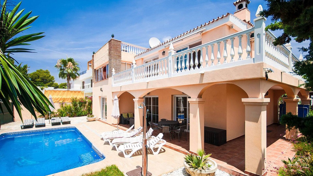 Urbanizacion Costabella Villa | Beach Villa Costanera in Marbella for 9 guests