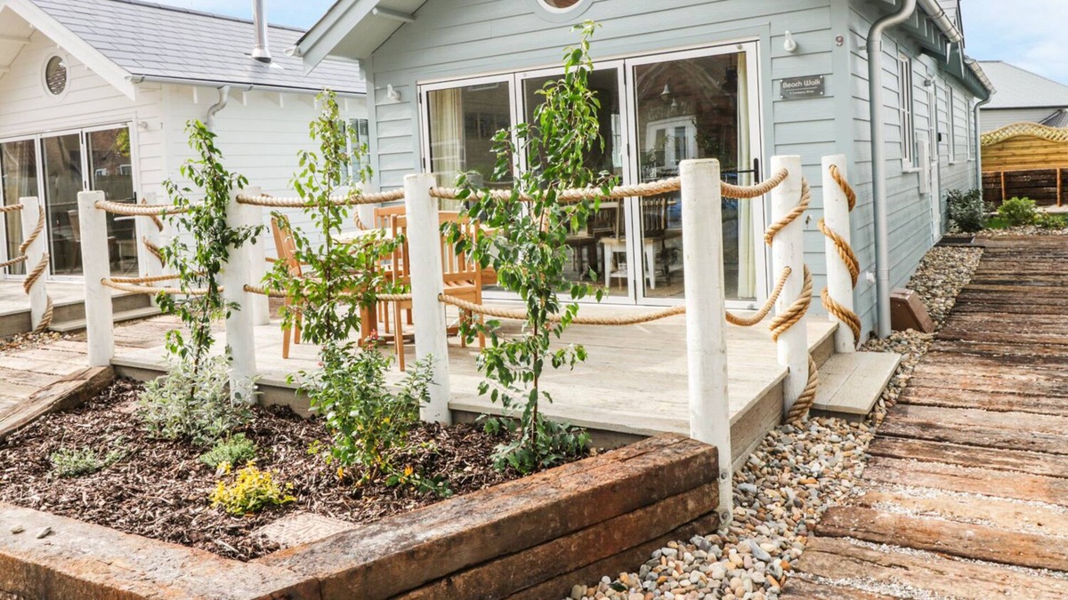 Filey Cabin | BEACH WALK, pet friendly, luxury holiday cottage, with pool in Filey