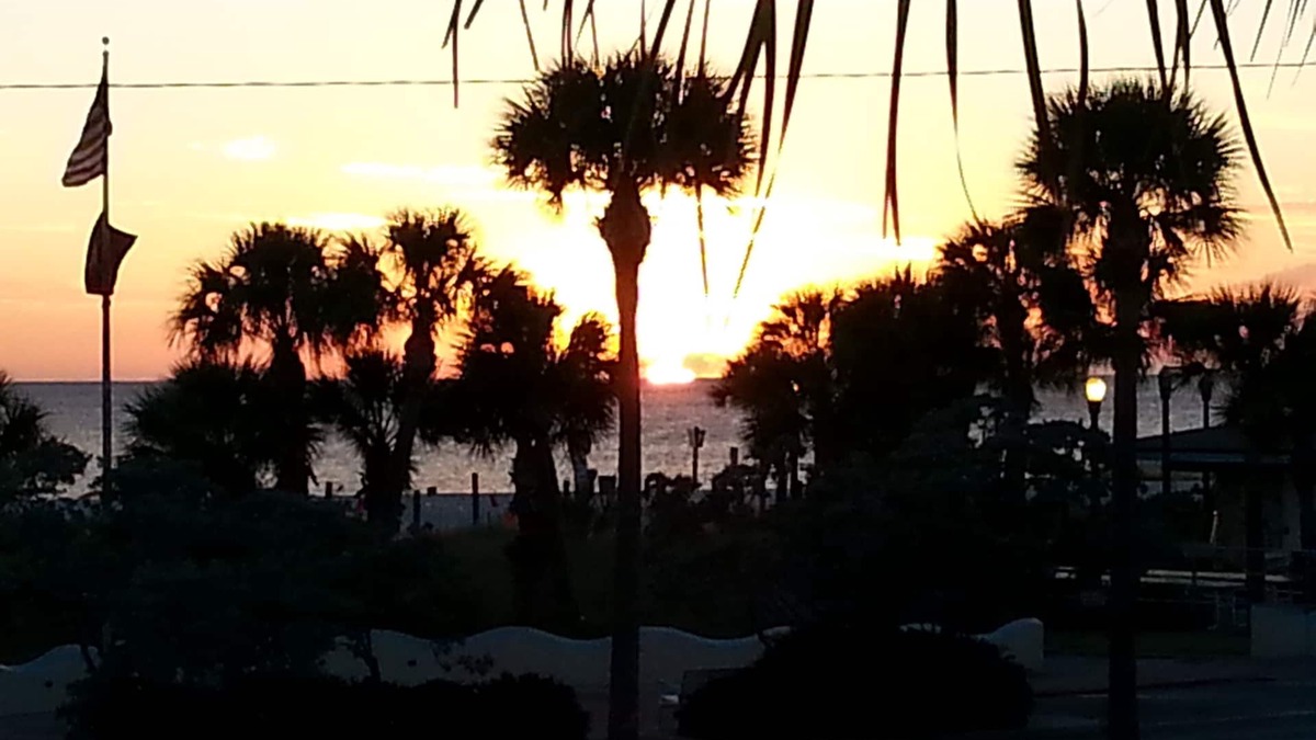 St. Pete Beach Condo | BEACH/WATER/SUNSETS,50%OFF Monthly,POOL-Heated,Apple TV,Updated,Friendly Native