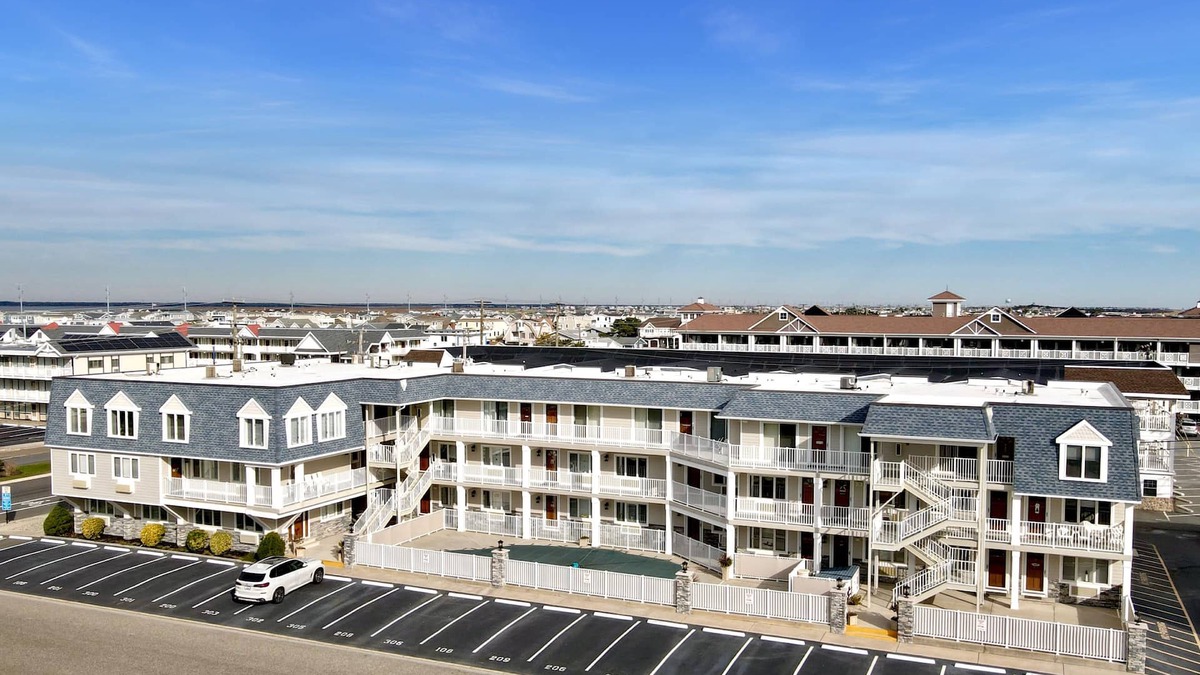 Avalon Condo | Beachblock condo with pool and only steps from the beach