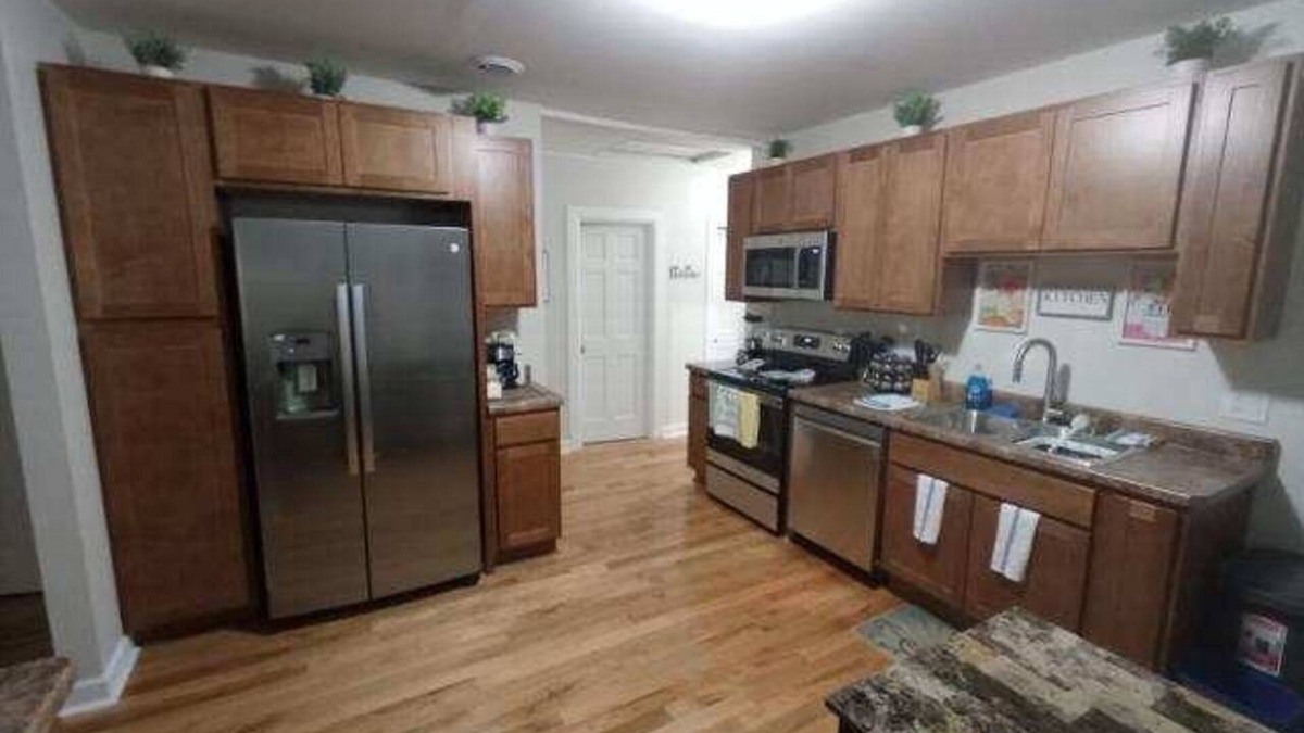 Racine House | Beachcomber! Pro Cleaned, Self Check in Sleeps 7
