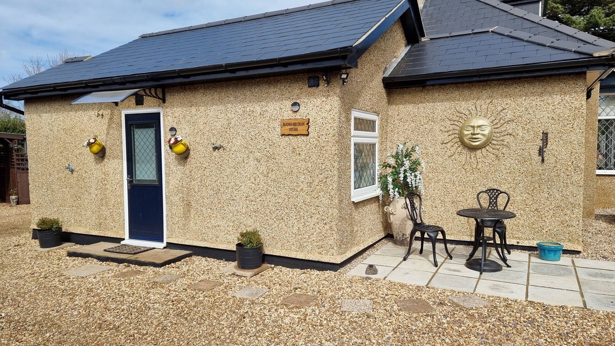 Apse Heath Cottage | Beaches and Cream Cottage - a bungalow that sleeps 2 guests in 1 bedroom