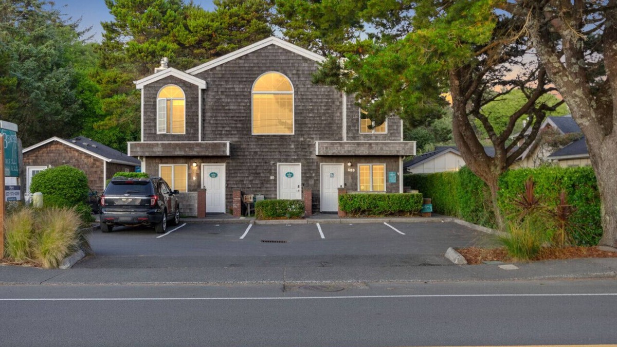 Downtown Cannon Beach Cottage | Beaches Inn Fourplex Group Getaway: Walk to Beach| Dog-Friendly
