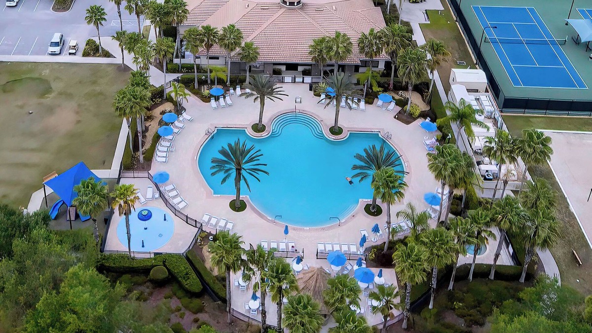 Venice House | Beaches, Pool & Hot tub, Wifi, 24hr Fitness, Pickle ball, KING BED, Luxury Home!