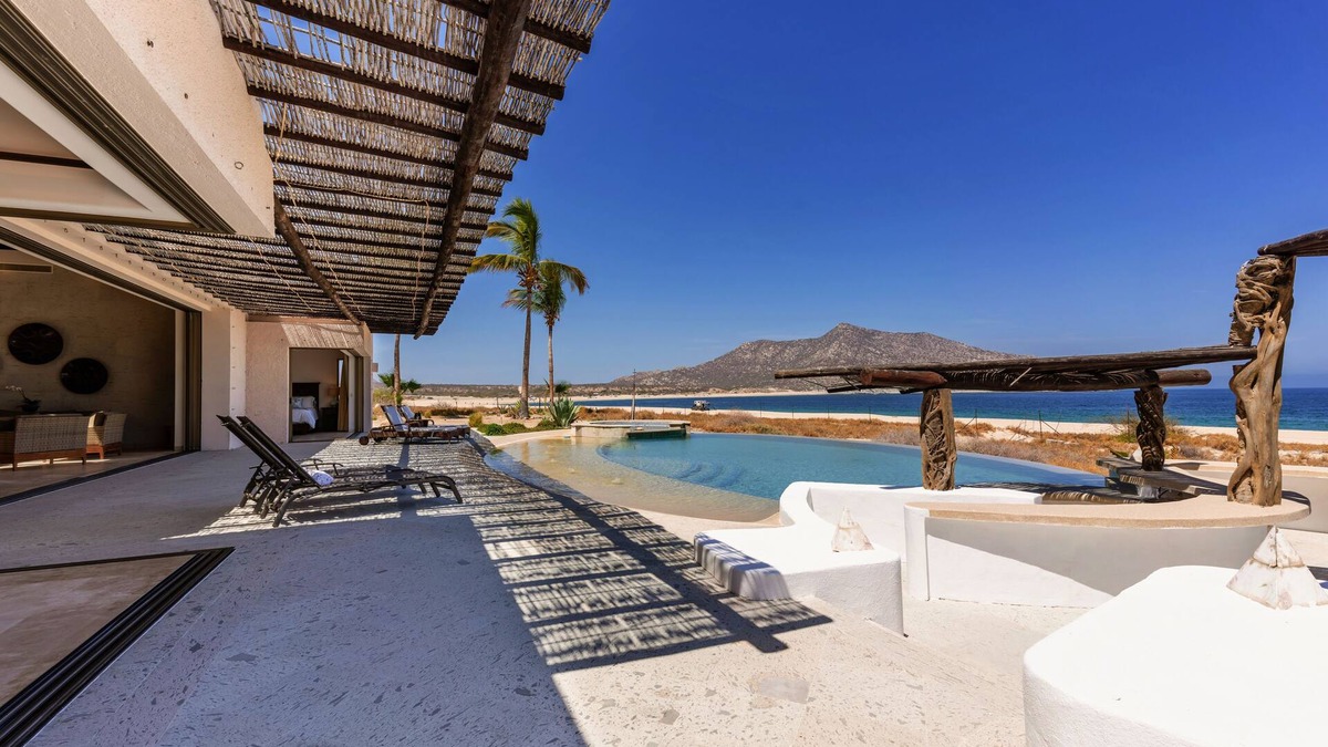 Los Frailes House | Beachfront, incredible views, 4bd, 4+ba, fish/swim/snorkel in the Sea of Cortez