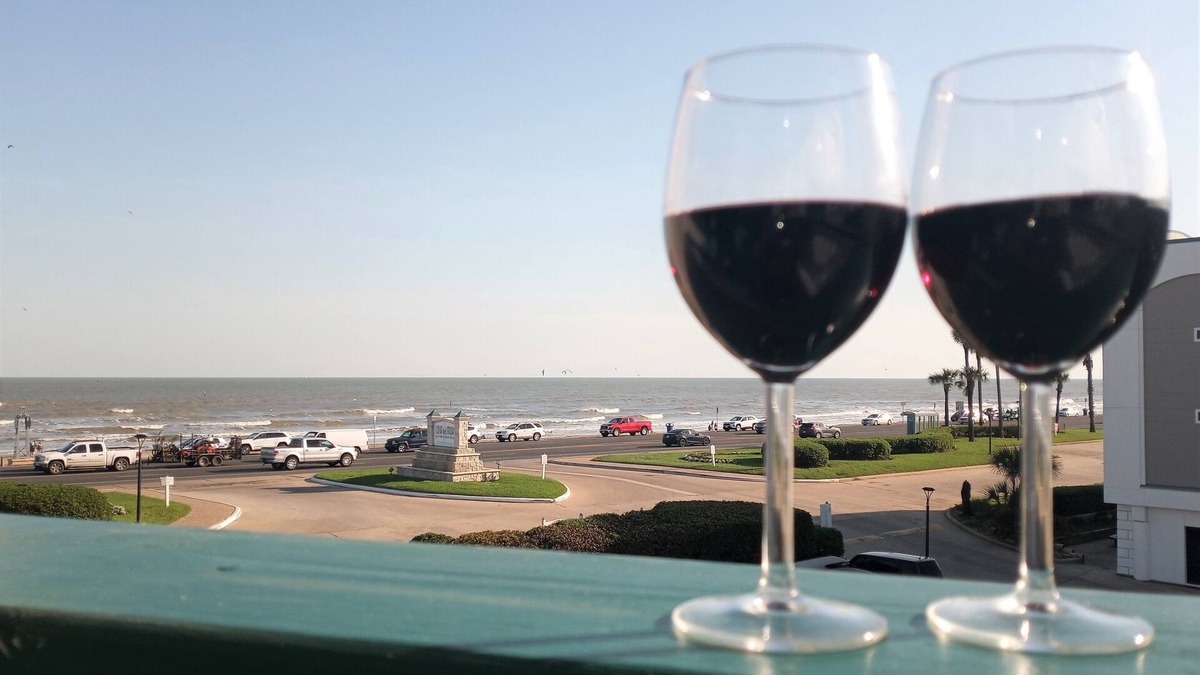Galveston Condo | Beachfront 1-bedroom condo Sleeps 6 on Galveston Seawall