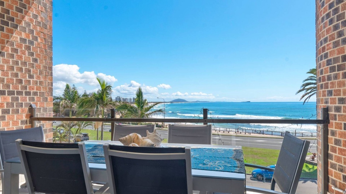 Alexandra Headland Apartment | Beachfront 2 bedroom apartment, air conditioning + balcony