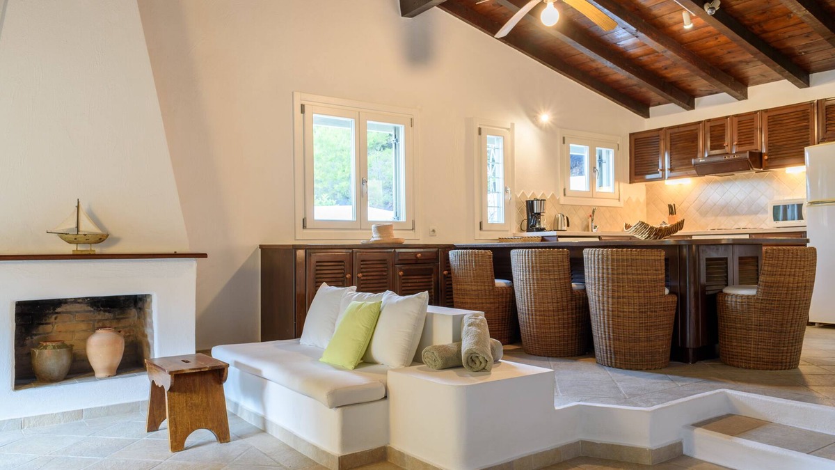Kanapitsa Villa | Beachfront 2-bedroom Villa at Vromololimnos Beach